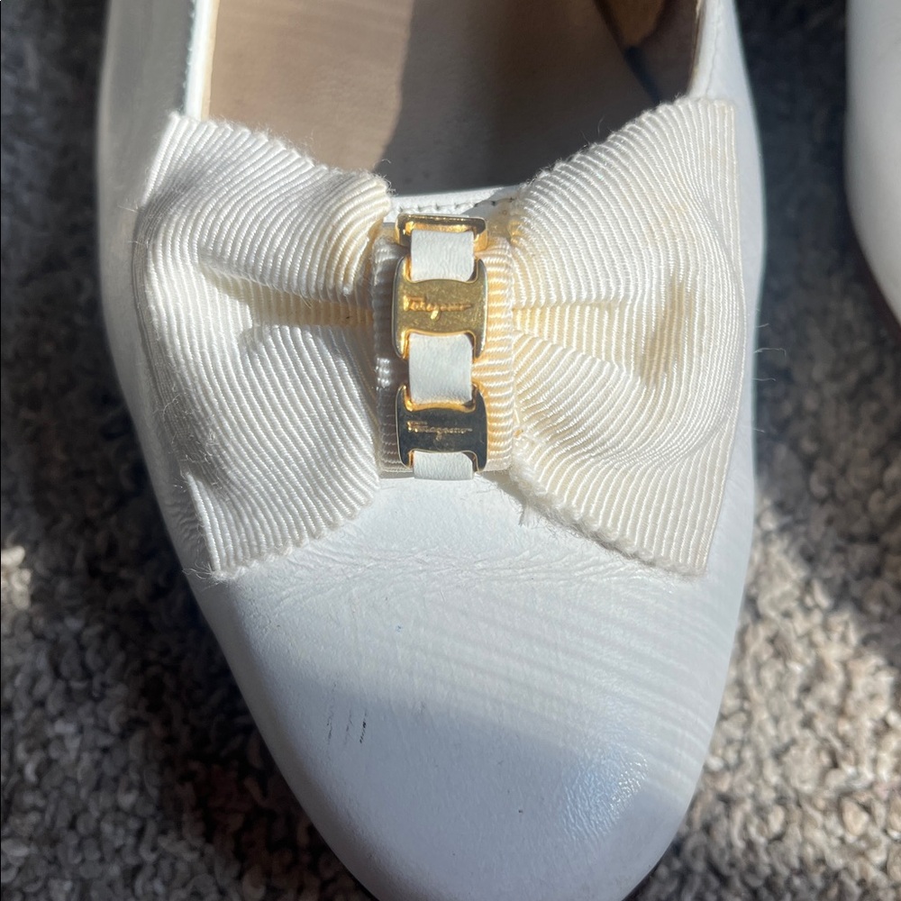 Vintage Salvatore Ferragamo White Bow Pumps with Gold Accent - Picture 12 of 16